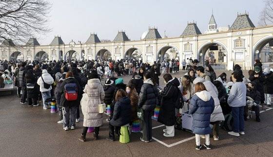 3일 경기 용인시 에버랜드 판다월드에서 관람객들이 대중에 마지막으로 공개하는 푸바오를 보기 위해 입장을 기다리고 있다. 푸바오는 오는 4일부터 판다월드 내실에서 야생동물 이동에 대한 국제 규정에 따라 건강, 검역 관리를 받고 이송 케이지 사전 적응 훈련도 진행한다. 사진공동취재단