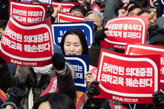 3일 서울 영등포구 여의대로에서 열린 '의대정원 증원 및 필수의료 패키지 저지를 위한 전국 의사 총궐기 대회'에서 참석자들이 구호를 외치고 있다.  박민수 보건복지부 2차관은 집회 전 브리핑을 통해 "일부 의료인들이 정부의 의료 개혁 철회를 주장하며 불법적인 집단행동에 나서고 있다"며 "정부는 국민만 바라보고 법과 원칙에 따라 의료 개혁을 흔들림 없이 완수해 낼 것"이라고 밝혔다. 뉴스1