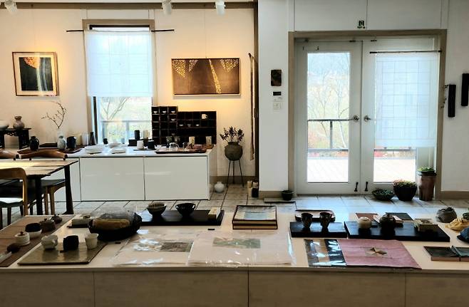 ▲젊은 시절 도예 작업을 했던 박영희 작가의 도자기 소품들이 천연염색 작품들과 곁들여 전시되고 있다.