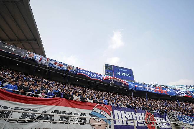 수원 삼성 서포터스 ‘프렌테 트리콜로’가 3일 수원월드컵경기장에서 열린 2024시즌 K리그2 개막전 충남 아산과의 경기에서 변함없는 열기로 팀을 응원하고 있다. 이날 경기장에는 1만4196명이 입장해 역대 K리그2 최다 관중 기록을 새로 작성했다. 프로축구연맹 제공