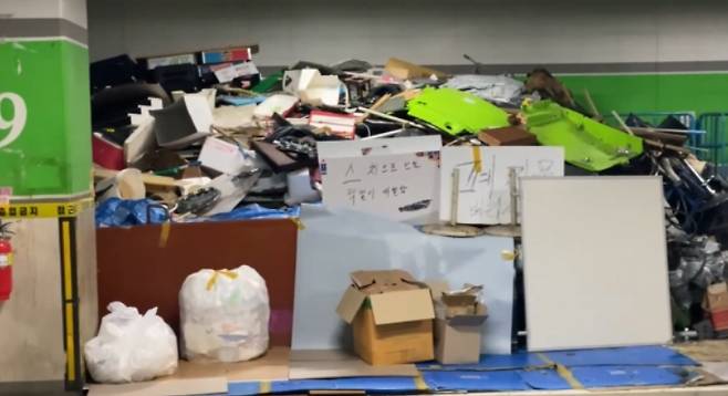 쇼핑몰 지하 주차장에 있는 쓰레기