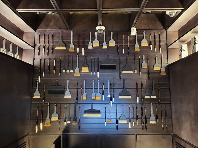 교촌필방으로 향하는 통로에 전시된 다양한 붓들. 안병준 기자