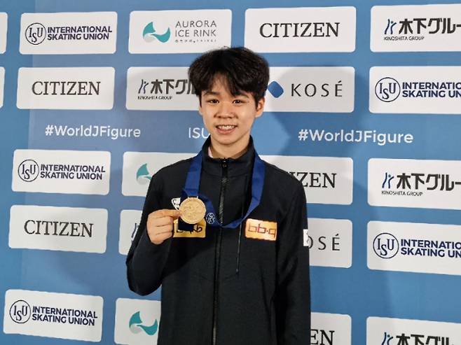 (서울=뉴스1) 장수영 기자 = 피겨스케이팅 국가대표 서민규가 29일(현지시간) 대만 타이페이에서 열리고 있는 '2024 ISU 세계 피겨스케이팅 주니어 선수권대회' 쇼트프로그램 경기에서 80.58점으로 1위에 오른 뒤 메달을 들어보이고 있다. (올댓스포츠 제공) 2024.2.29/뉴스1  Copyright  뉴스1. All rights reserved. 무단 전재 및 재배포,  AI학습 이용 금지. /사진=(서울=뉴스1) 장수영 기자