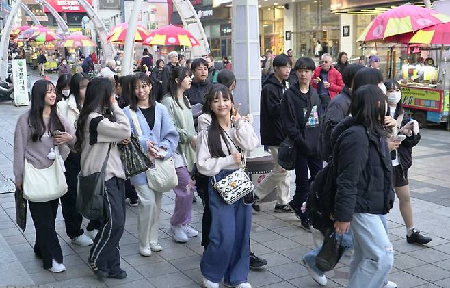 부산 BIFF광장 먹자골목을 체험하는 일본 오미쿄다이샤고교 수학여행단