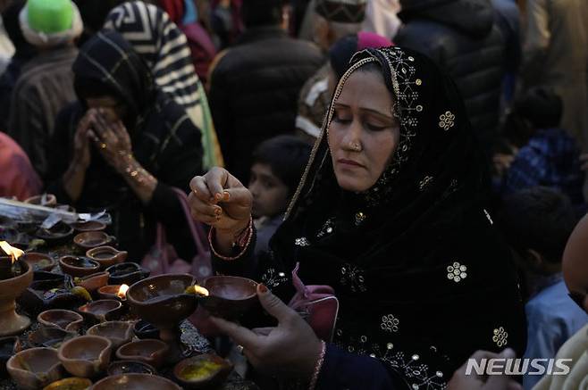 [AP/뉴시스] 파키스탄 라호르에서 2일 사흘간의 연례 축제 기간 중 수피 성인 샤 후사인 사원에 많은 순례객들이 모여 등불을 올리고 있다