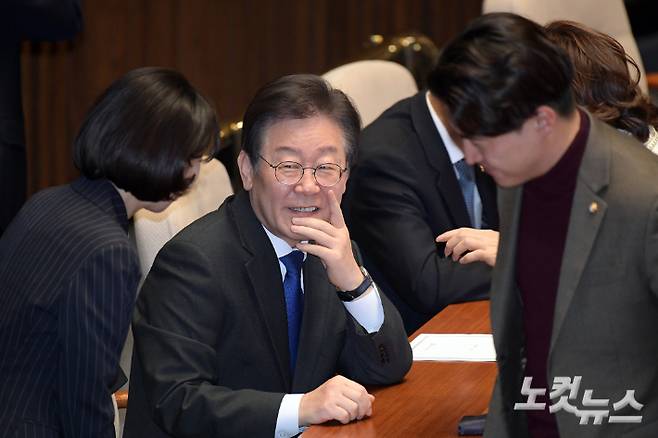 더불어민주당 이재명 대표가 지난달 29일 서울 여의도 국회에서 열린 제413회 국회(임시회) 제6차 본회의에서 의원들과 대화를 하고 있다. 이 대표는 전날(2일) 인천 계양을에 단수 공천됐다. 윤창원 기자