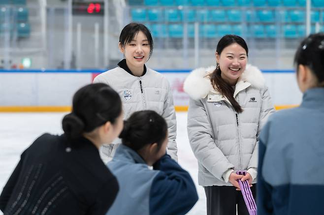 김연아(왼쪽)가 3일 강원도 강릉하키센터에서 열린 '플레이 윈터 피겨 스케이팅 아카데미' 인재 육성 마스터반에서 후배 김해진과 함께 유망주들을 지도하고 있다. 2018 평창기념재단