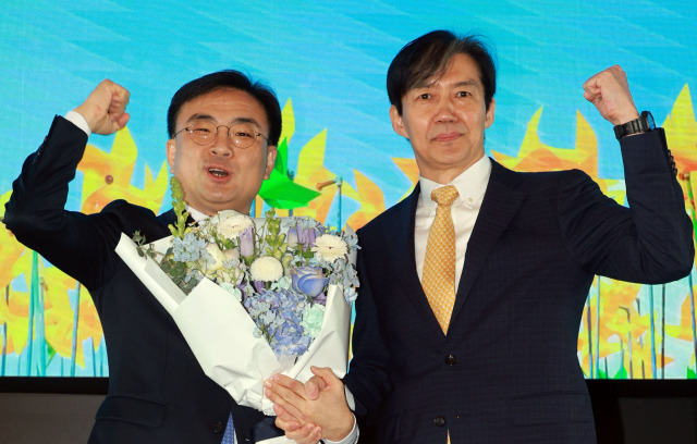 ‘조국혁신당’ 인재영입위원장을 맡은 조국 전 법무부 장관이 지난 25일 오전 서울 동작구의 한 영화관에서 열린 '조국신당 창당준비위원회 인재영입 발표식'에서 1호 영입인사로 선정된 신장식 변호사와 포즈를 취하고 있다. 연합뉴스
