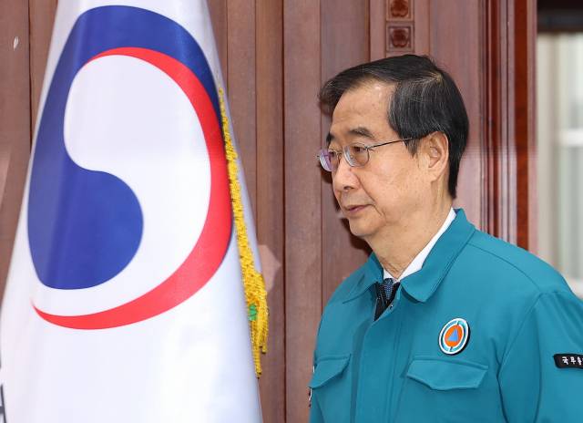 한덕수 국무총리가 3일 오후 정부서울청사에서 의사 집단행동 관련 중앙재난안전대책본부 회의 참석을 위해 회의장에 들어서고 있다. 연합뉴스