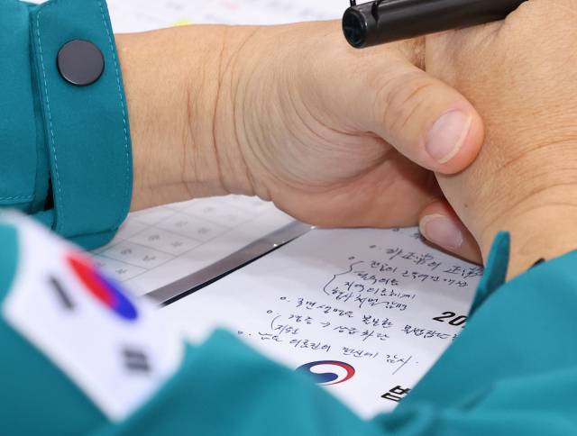 박성재 법무부 장관이 3일 오후 정부서울청사에서 열린 의사 집단행동 관련 중앙재난안전대책본부 회의에서 한덕수 국무총리의 발언을 적어가며 경청하고 있다.연합뉴스