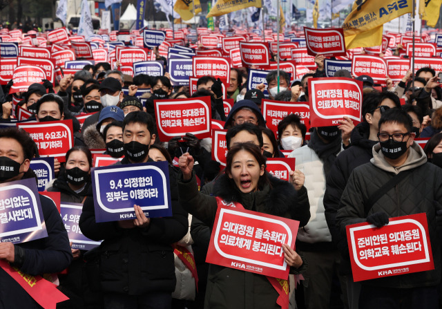 3일 오후 서울 여의도공원 옆 여의대로 인근에서 열린 의대 정원 증원 및 필수의료 패키지 저지를 위한 전국 의사 총궐기대회에서 참석자들이 의료 탄압 중단 등을 촉구하는 내용의 구호를 외치고 있다. 연합뉴스