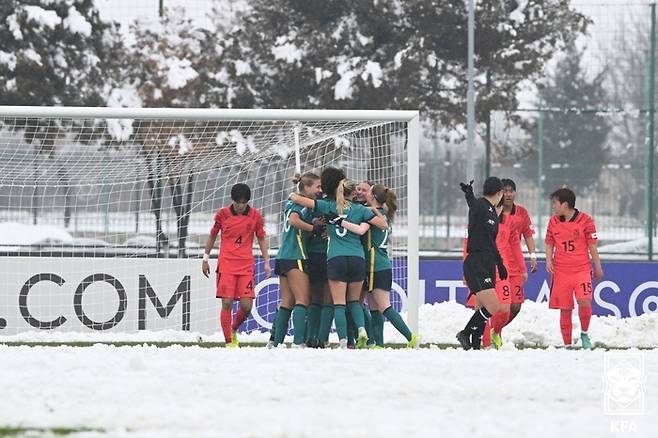 한국 20세 이하(U-20) 여자축구대표팀 선수들이 3일 우즈베키스탄 타슈켄트에서 열린 AFC U-20 여자 아시안컵 A조 1차전에서 호주에게 실점을 허용한 뒤 실망하고 있다. 대한축구협회 제공