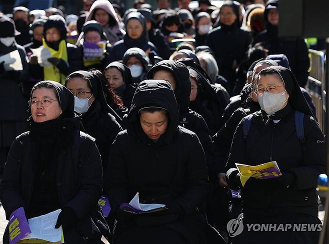 일본군 위안부 문제 해결을 위한 기도 (서울=연합뉴스) 김도훈 기자 = 삼일절인 1일 오후 서울 종로구 옛 일본대사관 앞에서 열린 일본군 '위안부' 문제의 정의로운 해결을 위한 미사에 참석한 수녀들이 기도를 하고 있다. 2024.3.1 superdoo82@yna.co.kr