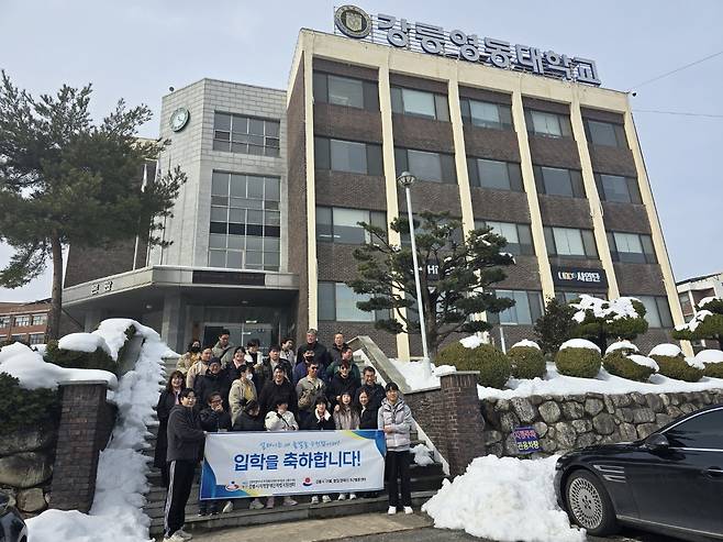 강릉영동대에 오는 4일 입학하는 지적장애 학생들이 입학식 전 미리 학교를 찾아 기념사진을 찍고 있다. [강릉시지적장애인자립지원센터·재판매 및 DB 금지]