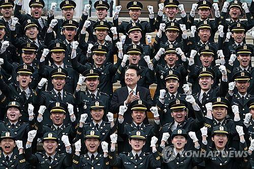윤석열 대통령, 2024년 학군 임관장교와 함께    (괴산=연합뉴스) 홍해인 기자 = 윤석열 대통령이 28일 충북 괴산군 육군학생군사학교에서 열린 2024년 학군장교 임관식 뒤 임관 소위들과 함께 기념촬영을 하고 있다. 2024.2.28 [대통령실 제공. 재판매 및 DB 금지]
    hihong@yna.co.kr