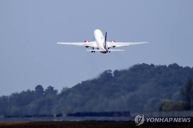 랑카위 공항 이륙하는 노르웨이 국왕 탑승 항공기 [EPA 연합뉴스 자료사진. 재판매 및 DB 금지]