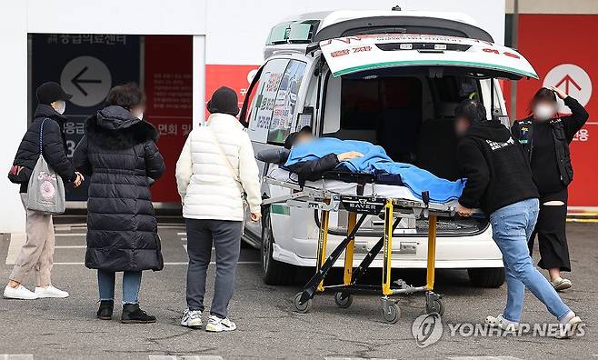 전원되는 환자 (서울=연합뉴스) 김도훈 기자