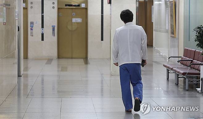 병원에 남은 의료진 (대구=연합뉴스) 윤관식 기자 = 전공의 집단이탈이 장기화하는 가운데 전국 의사 총궐기대회가 예정된 3일 대구 한 대학병원에서 의료진이 이동하고 있다. 2024.3.3 psik@yna.co.kr