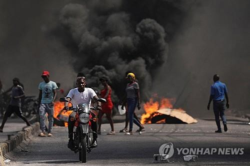 아이티 로프토프랭스에서 발생한 소요 사태 (로이터=연합뉴스) 극심한 치안 불안에 놓인 카리브해 섬나라 아이티에서 2일(현지시간) 소요 사태가 심화하고 있다. 2024.3.3