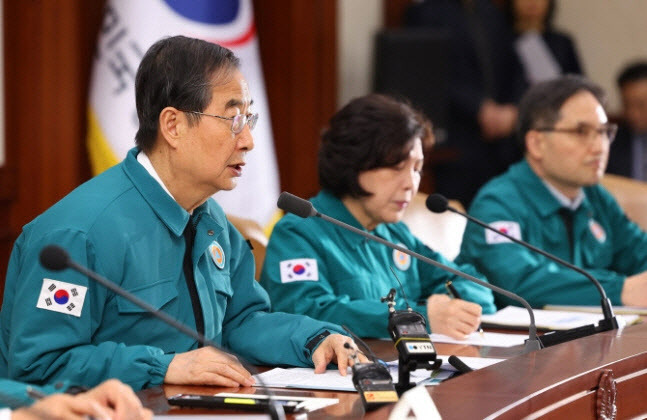 3일 오후 한덕수 국무총리가 정부서울청사에서 의사 집단행동 관련 중앙재난안전대책본부 회의를 주재하며 발언하고 있다. (사진=연합뉴스)