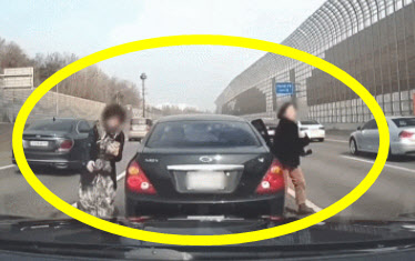 중년 여성 두 명이 고속도로 한복판에 차를 세우고 자리를 바꾸고 있다. (사진=사회관계망서비스 캡처)
