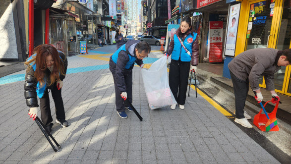 문승현(좌측 둘째) 통일부 차관이 청계천 주변 상가 일대를 청소하고 있다(사진=통일부)