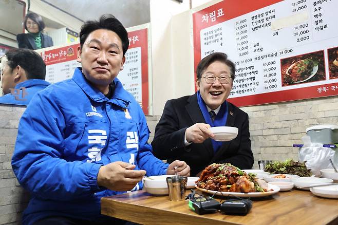 더불어민주당 이재명 대표가 4일 종로구 곽상언 후보와 창신시장에서 족발을 먹고 있다. (사진=연합뉴스)