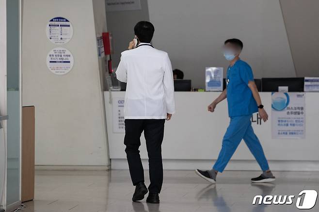 3일 서울 시내 한 대학병원에서 의료진들이 이동하고 있다.  2024.3.3/뉴스1 ⓒ News1 유승관 기자