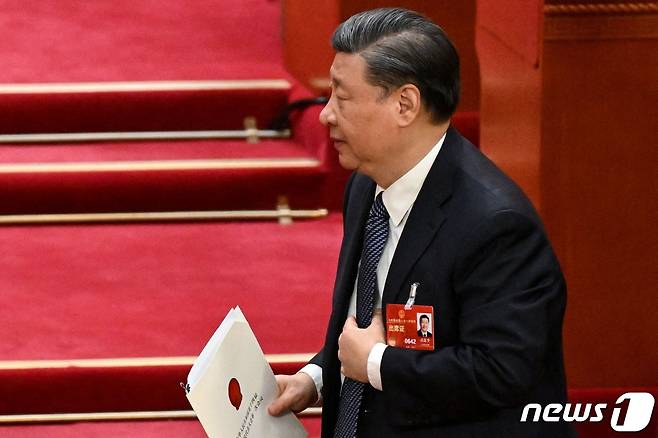 시진핑 중국 국가 주석이 12일 (현지시간) 베이징 인민 대회당에서 열린 전인대서 서류를 들고 휴식을 하러 가고 있다. ⓒ AFP=뉴스1 ⓒ News1 우동명 기자