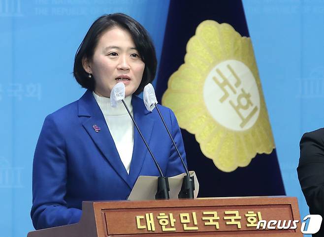 더불어민주당 영입인재 1호인 박지혜 변호사가 4일 오후 서울 여의도 국회 소통관에서 기자회견을 갖고 제22대 국회의원선거(총선) 의정부(갑) 전략경선에 대한 입장을 발표하고 있다. 2024.3.4/뉴스1 ⓒ News1 임세영 기자