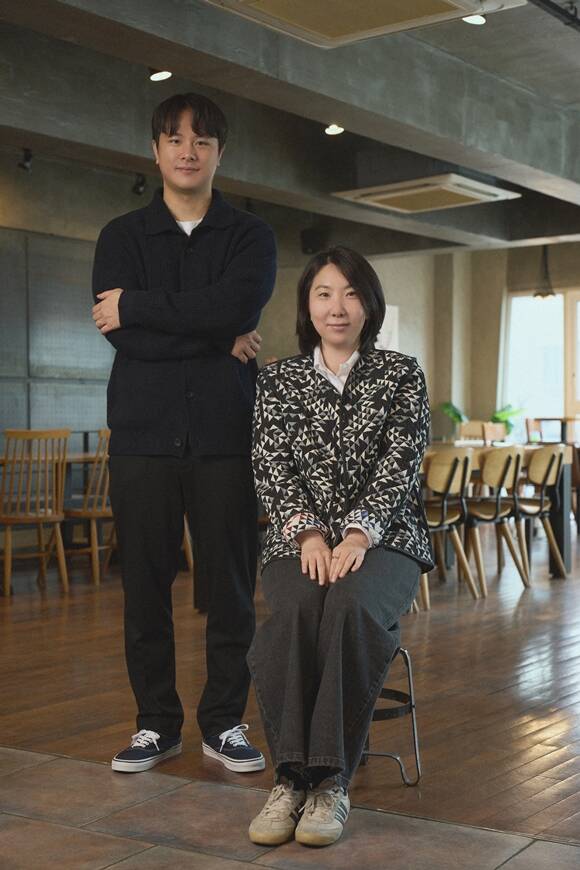 넷플릭스 새 시리즈 '성+인물' 김인식 PD(왼쪽)와 윤신혜 작가가 인터뷰를 진행했다. /넷플릭스