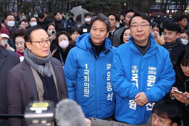 더불어민주당의 전략지역구인 서울 중·성동갑에서 공천 배제된 임종석 전 청와대 비서실장이 28일 오후 서울 성동구 왕십리역 광장에서 선거운동을 재개, 홍영표 의원 등 친문계 인사들과 지지자들을 만나고 있다. 사진제공=연합뉴스