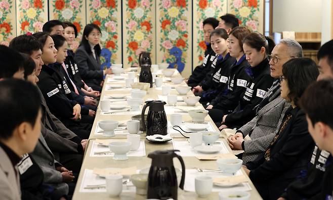 유인촌 문화체육관광부 장관이 4일 서울 종로구에서 2024 부산세계탁구선수권대회에 출전한 탁구 국가대표 선수단과 만나 간담회를 하고 있다. /문화체육관광부