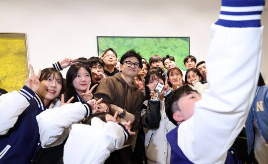한동훈 국민의힘 비상대책위원장이 4일 오후 충남 천안 백석대학교를 찾아 새 학기를 시작한 대학생들과 기념사진을 찍고 있다. 연합뉴스
