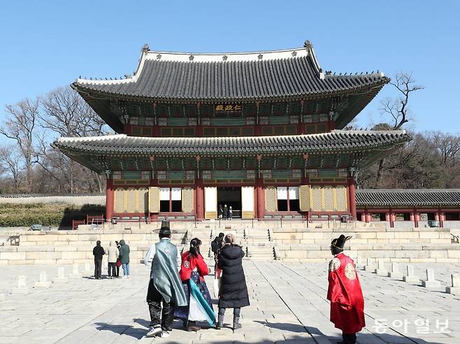 외부에서 본 인정전.  2층으로 구성돼 있습니다.