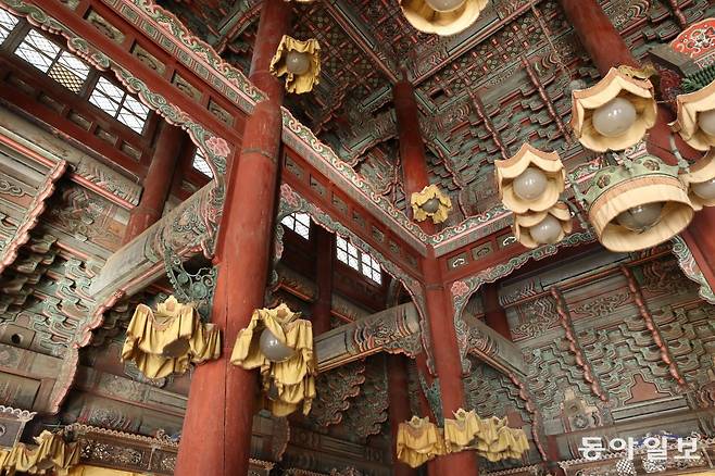 1907년 순종이 창덕궁으로 거처를 옮긴 뒤 내부 수리를 하며 설치된 전등과 유리창, 커튼 등 근대적인 모습이 특징입니다. 2층 구조물이어서인지 내부가 기둥과 서까래 등으로 매우 입체적인 목조건물임을 보여줍니다.