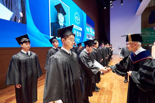 경계현(오른쪽) 삼성전자공과대학교 총장(삼성전자 DS 부문 사장)이 지난 2월21일 2023학년도 학위수여식에서 학위를 수여하고 있다. 삼성전자 제공