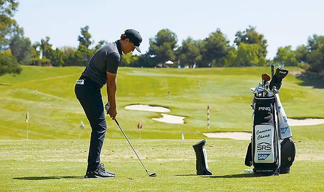 카메론 챔프 미국 PGA 선수가 유니코의 론치 모니터 ‘아이미니’를 사용해 스윙을 분석하고 있다. 사진 크리에이츠