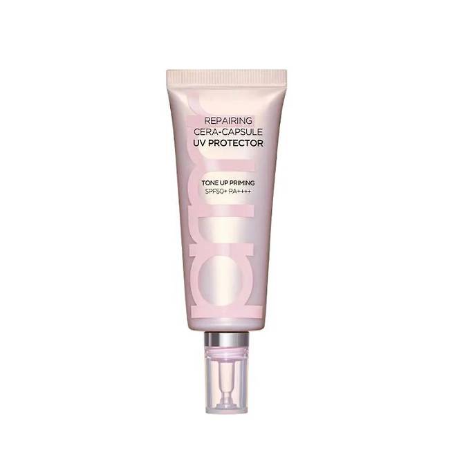 프리메라 리페어링 세라캡슐 UV프로텍터 톤업 프라이밍 SPF50+ PA++++ - 세라마이드를 함유해 촉촉한 핑크색 크림이지만 곧 매끈하게 도포돼 특히 쿠션 파운데이션의 밀착력과 지속력을 두 배 높여준다. 40mL 3만4천원.