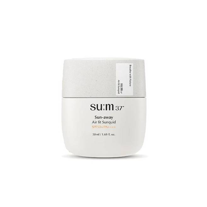 숨37˚선어웨이 에어핏 선퀴드 SPF50+ PA++++ - 우유처럼 가벼운 액상 타입에 바르는 즉시 피부 온도가 5도 내려가는 진정 효과, 사용할수록 피부 장벽을 개선하는 보습 효과도 갖췄다. 50mL 5만원.