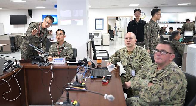 최성혁(중장) 해군작전사령관(제일 왼쪽)이 4일 해군작전사령부 작전지휘소 내에 위치한 연합해양작전본부에서 연합해양구성군사령부 '자유의 방패(FS)' 연습을 지휘하고 있다. 사진=해군 제공