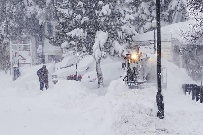 3일 캘리포니아주 트러키에서 폭풍이 몰아치는 가운데 마을에 눈이 쌓여있다. AP 연합뉴스