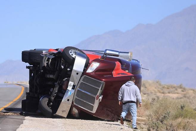 3일 캘리포니아주 빅파인 인근 395번 국도에서 강풍으로 트럭이 넘어졌다. AFP 연합뉴스