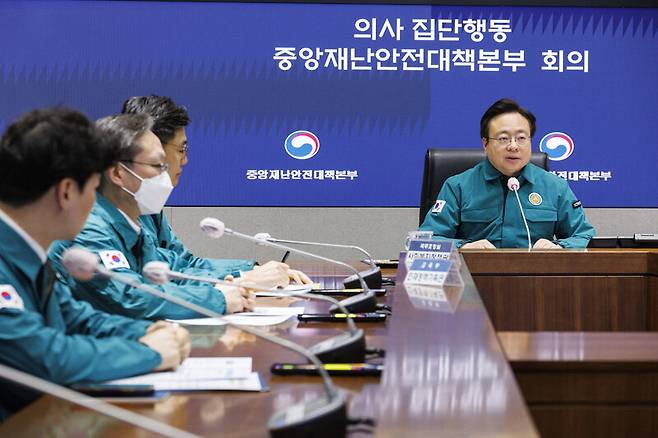 4일 오전 조규홍 보건복지부 장관이 서울 종로구 정부서울청사 내 상황실에서 열린 중앙재난안전대책본부 회의에 참석해 발언하고 있다. 조 장관은 “불법적인 집단행동에 대한 정부의 대응 원칙은 변함이 없다”며 “오늘부터 미복귀한 전공의 확인을 위해 현장 점검을 실시해 법과 원칙에 따라 조치할 계획”이라고 밝혔다. 연합뉴스