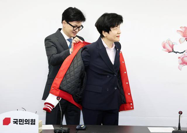 한동훈(왼쪽) 국민의힘 비상대책위원장이 4일 오전 서울 여의도 중앙당사에서 국민의힘에 입당한 김영주 국회부의장에게 당 점퍼를 입혀주고 있다. 고영권 기자