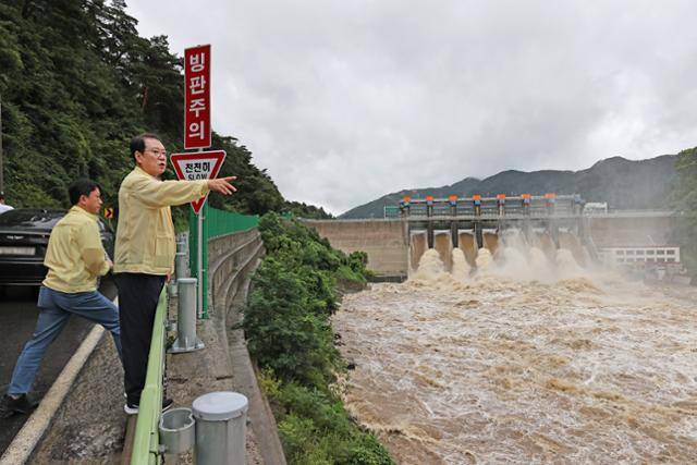 괴산댐은 저수용량이 부족해 큰 비만 오면 위기를 맞는다. 사진은 지난해 7월 집중호우 때 송인헌(왼쪽 두 번째) 괴산군수가 월류 직전의 괴산댐 상황을 점검하고 있는 모습. 괴산군 제공