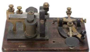 1930년 미국의 시그널 일렉트릭(Signal Electric Mfg)에서 만든 모스 전신기. 누름단추(오른쪽)로 신호를 보내고, 수신기(왼쪽)에 긴 종이 띠를 연결해 신호를 받는다.