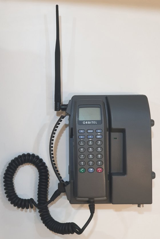 1992년 영국의 오비텔(Orbitel)에서 출시한 ‘TPU-901’은 문자 메시지를 최초로 송수신한 휴대전화다.