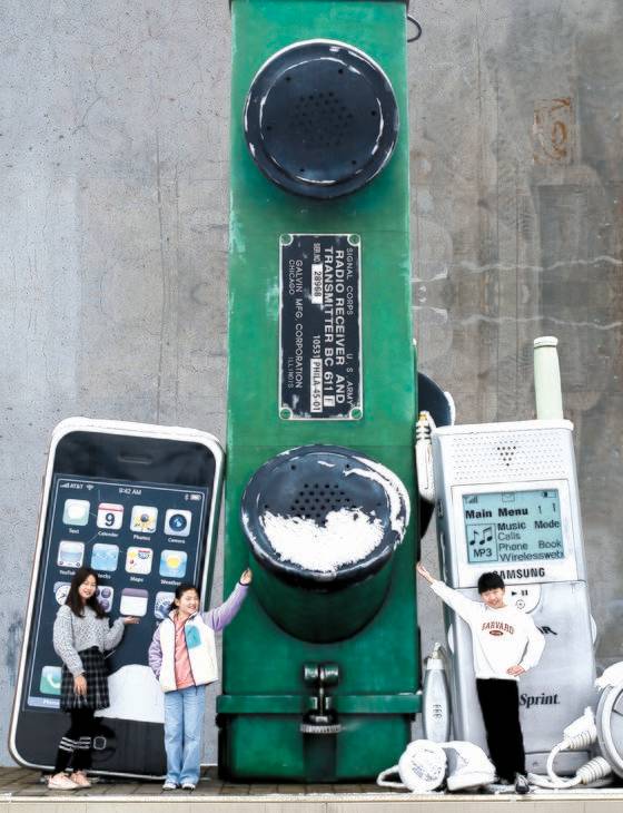 박재인·조유나·유정현(왼쪽부터) 학생기자가 경기도 여주시 여주시립 폰박물관에서 전화기에 대해 알아봤다. 왼쪽부터 스마트폰 ‘아이폰’, 세계 최초 무전기 ‘SCR-536’, MP3 뮤직폰 ‘SPM100 Uprore’.