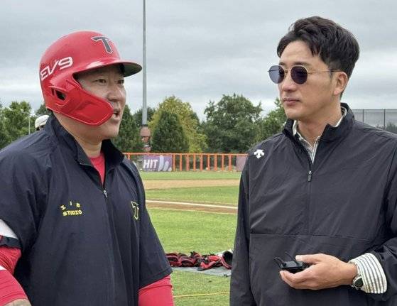 일본 오키나와 전지훈련에서 만난 KIA 최형우(왼쪽)과 이택근 해설위원. 사진 이택근 SNS